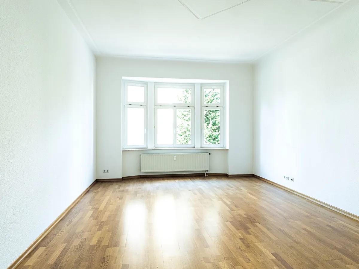 Sanierter Altbau-Wohnraum: Parkett, Stuckdecke, Erker, glatte weiße Wände